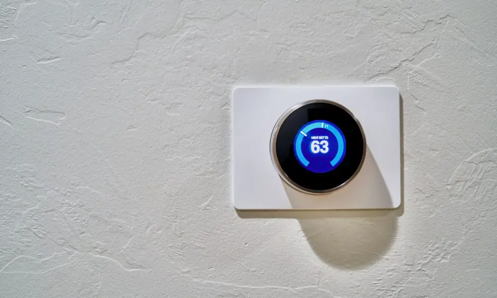 white thermostat at 62