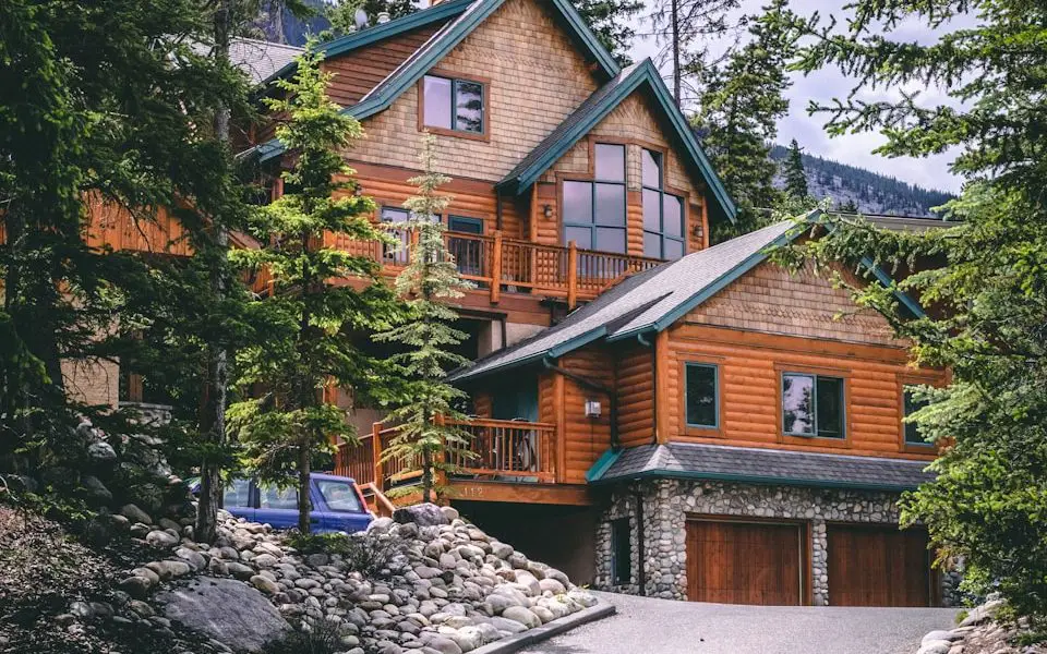 What Are The Signs Your Log Home Needs Repair Services?